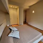 شقة Greige